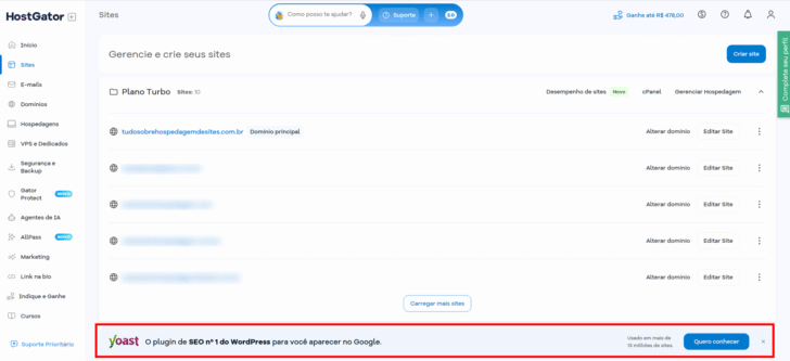Painel de clientes da HostGator com a aba sites exibindo a opção de contratação do Yoast SEO